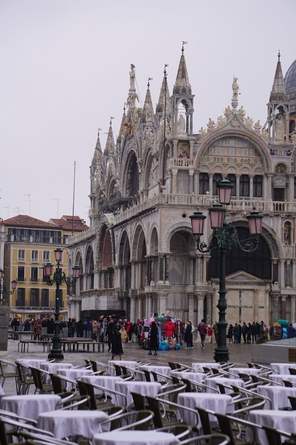 Quels outils utiliser pour démarrer un vlog de découvertes culinaires locales?