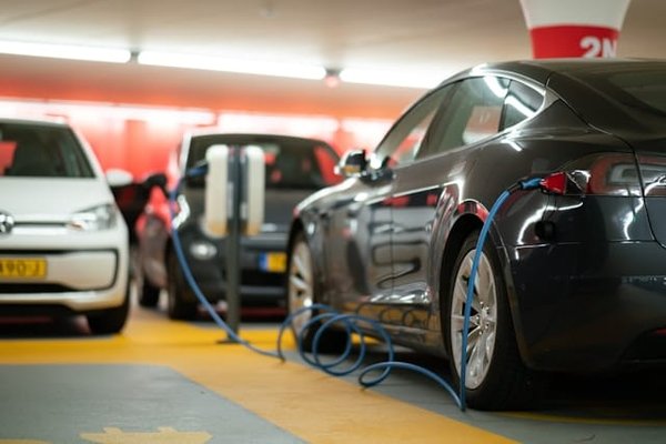 Quels sont les impacts de l'adoption massive de véhicules électriques sur les réseaux de distribution d'électricité locaux ?